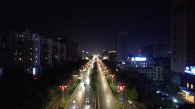 城市大道夜景交通车辆行驶航拍山东潍坊